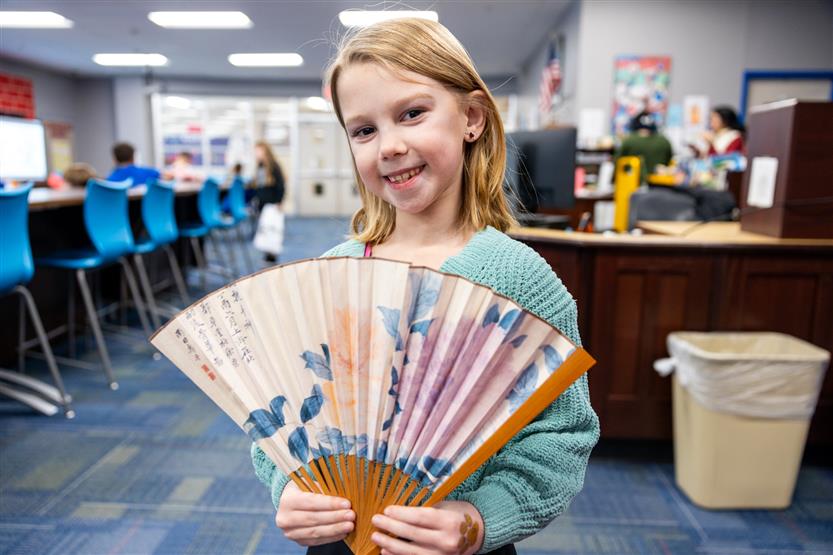 Students make red envelopes in the library